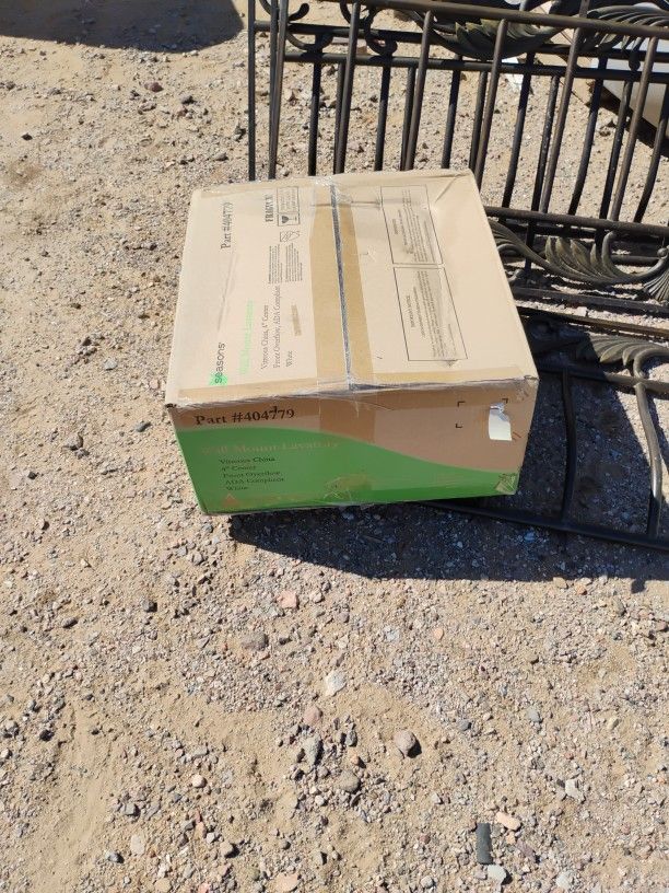 Vitreous 4in Center Sink White