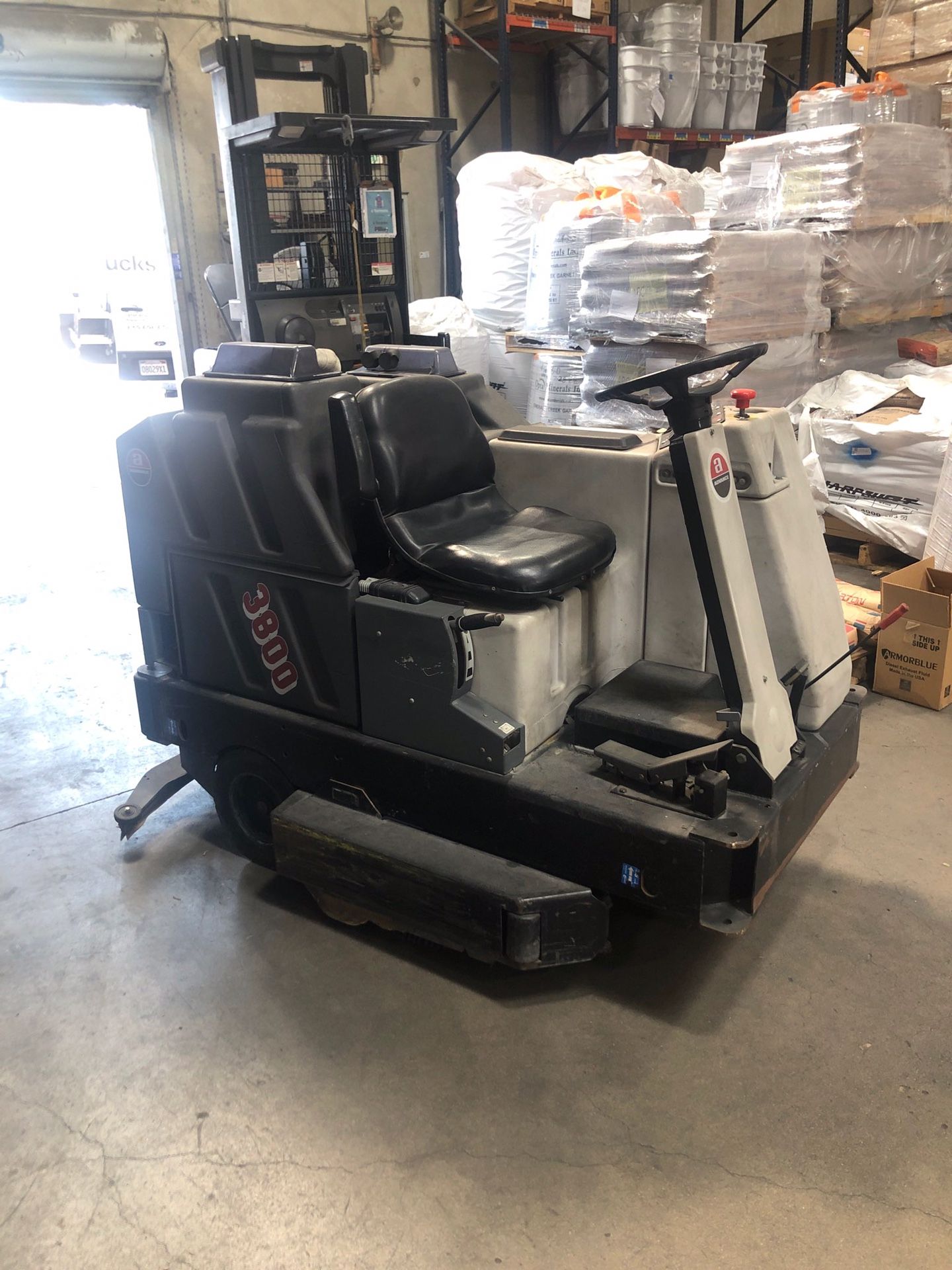 ADVANCE 3800 ELECTRIC FLOOR SWEEPER/SCRUBBER