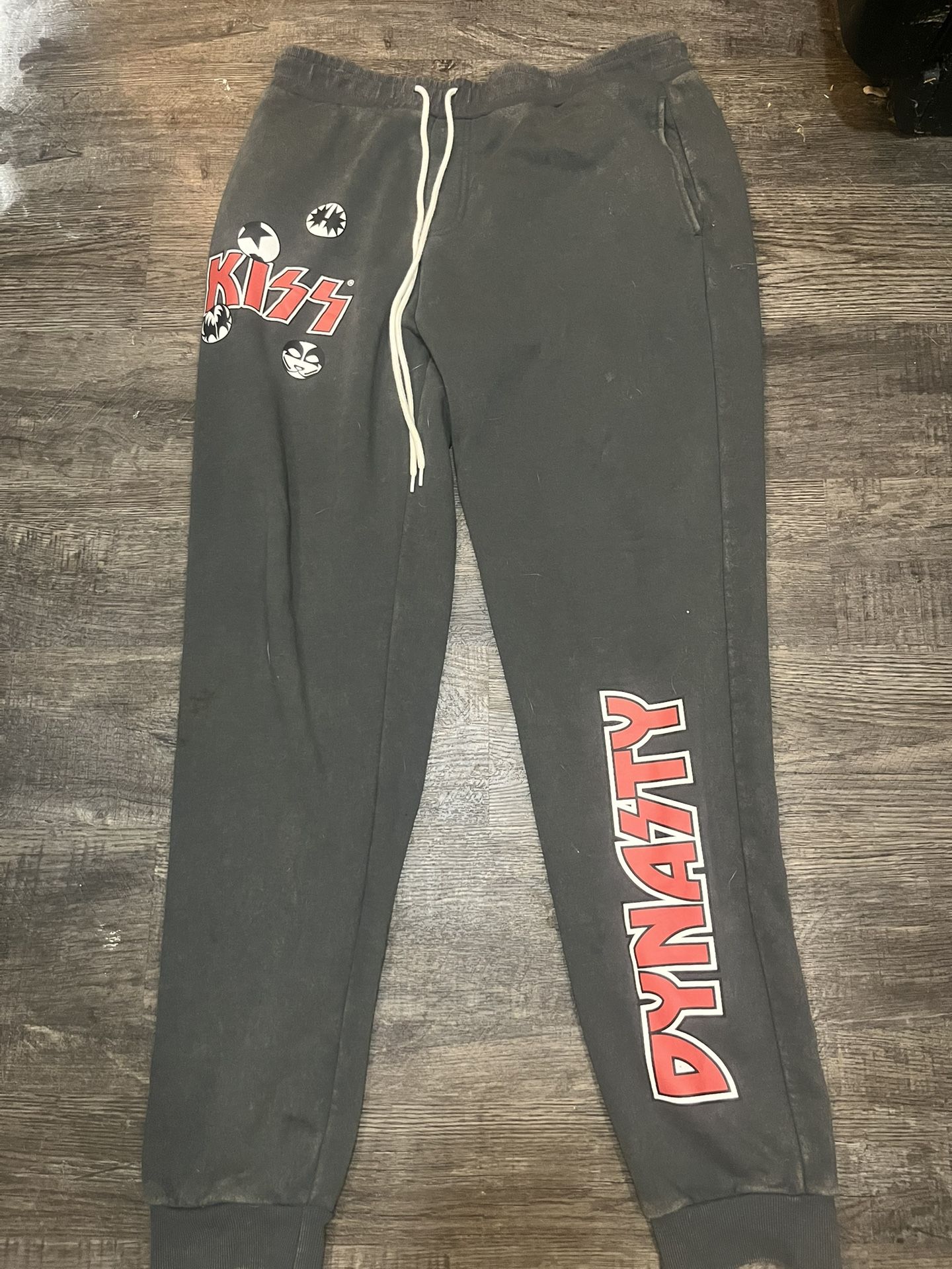 KISS ‘Dynasty’ Graphic Jogger Sweatpants – Black”