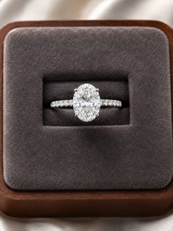 Oval 3 carat lab Diamond platinum setting size 7