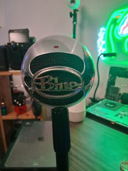 Blue Microphones Snowball USB Microphone With adjustable Stand