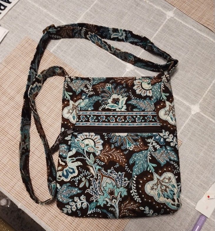 VERA BRADLEY CROSSBODY PURSE  