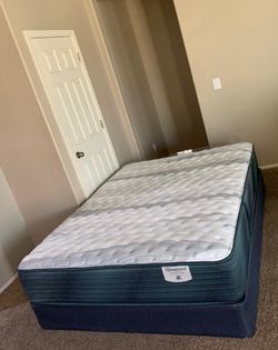 QUEEN BEAUTYREST PRESSURESMART MATTRESS AND FREE BOX SPRING
