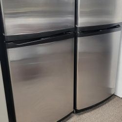 Whirlpool Refrigerator 2doors Stainless Steel Work Great Conditions DELIVERY Available 