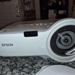 Epson PowerLite 400W Projector New