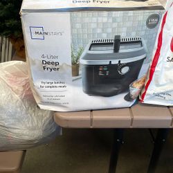 4 Liter Deep Fryer New For 40.00 Need Gone