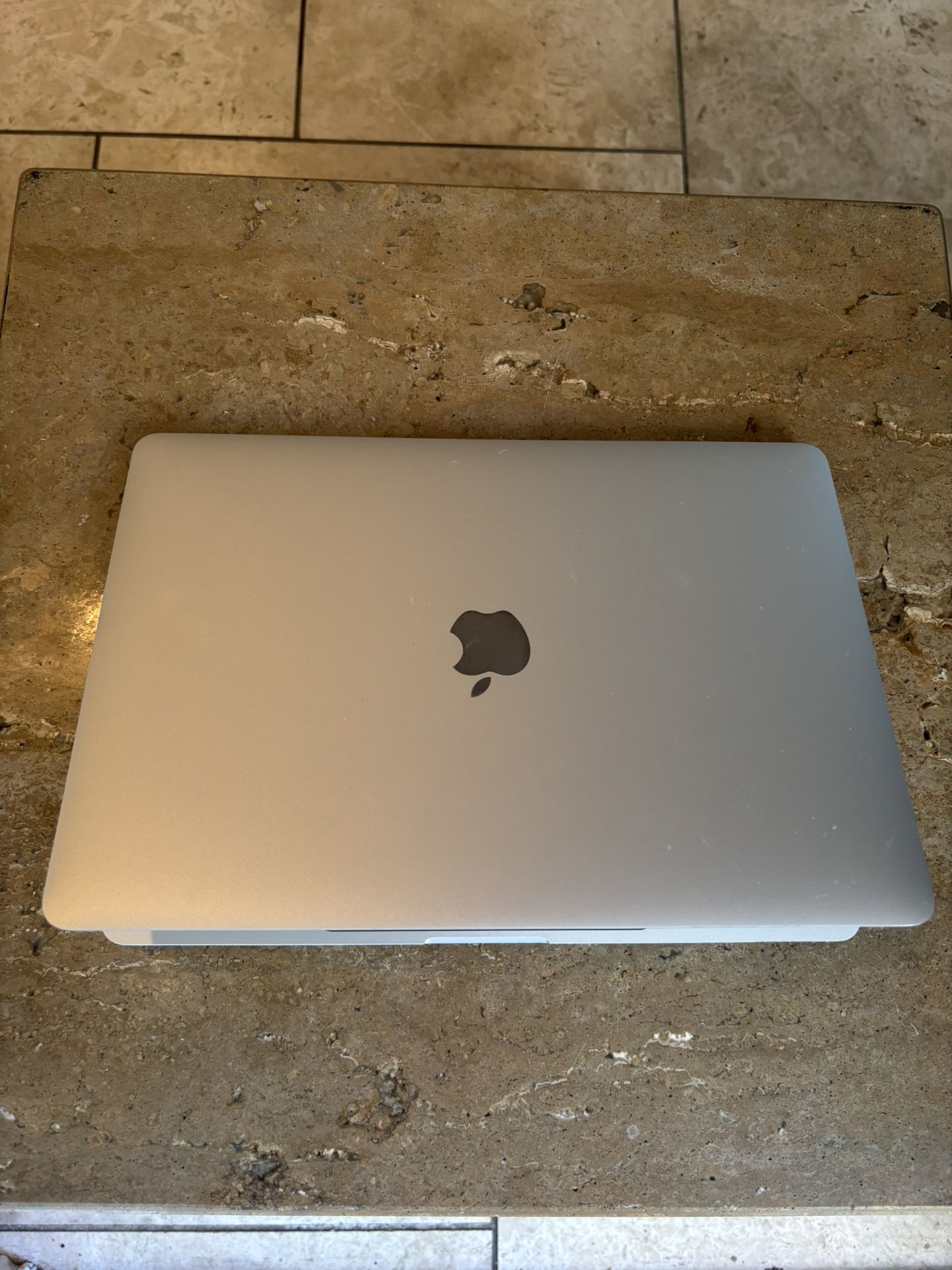 2020 macbook Pro 13 M1 8gb 256gb Like New