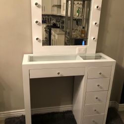 Vanity Desk With Mirror 