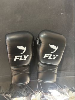 Fly boxing gloves