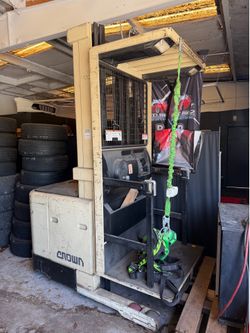 Crown forklift