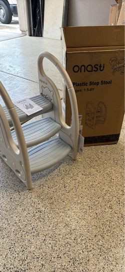 Onasti Plastic Step Stool for Kids