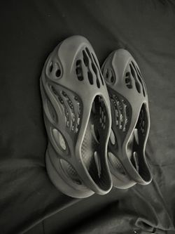 GREY YEEZY FOAM RUNNERS