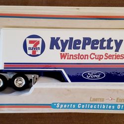 KYLE PETTY 7 ELEVEN WINSTON CUP SERIES1/64 SCAKE ERTL TRANSPORTER