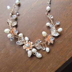 Womans Necklace And Earrings Set