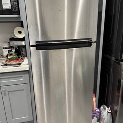 21 Cubic Feet Whirlpool Refrigerator 