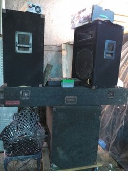 Dj with with six speakers and amplifier pv