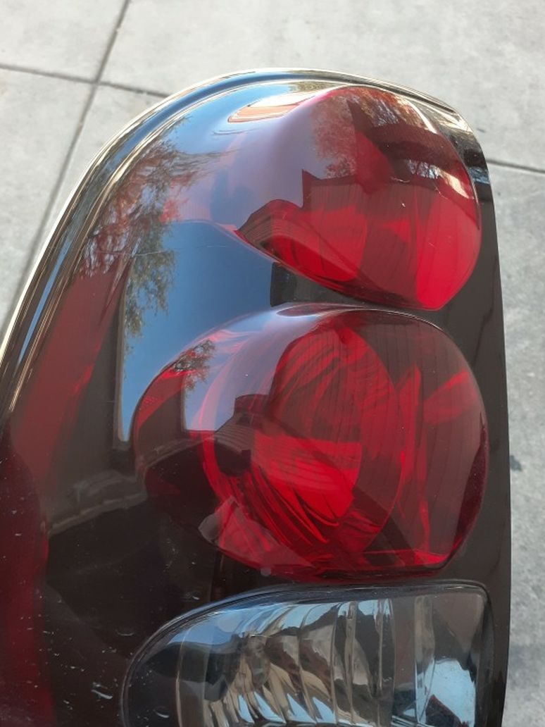 BACK LEFT TAIL LIGHT FOR A 2008 CHEVY BLAZER