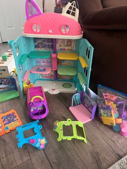 Gabby’s Dollhouse/Party house with accessories