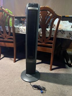 Lasko Wind Curve Ventilador de Torre Oscilante Controlado por Control Remoto de 42" y 3 Velocidades, Plateado,