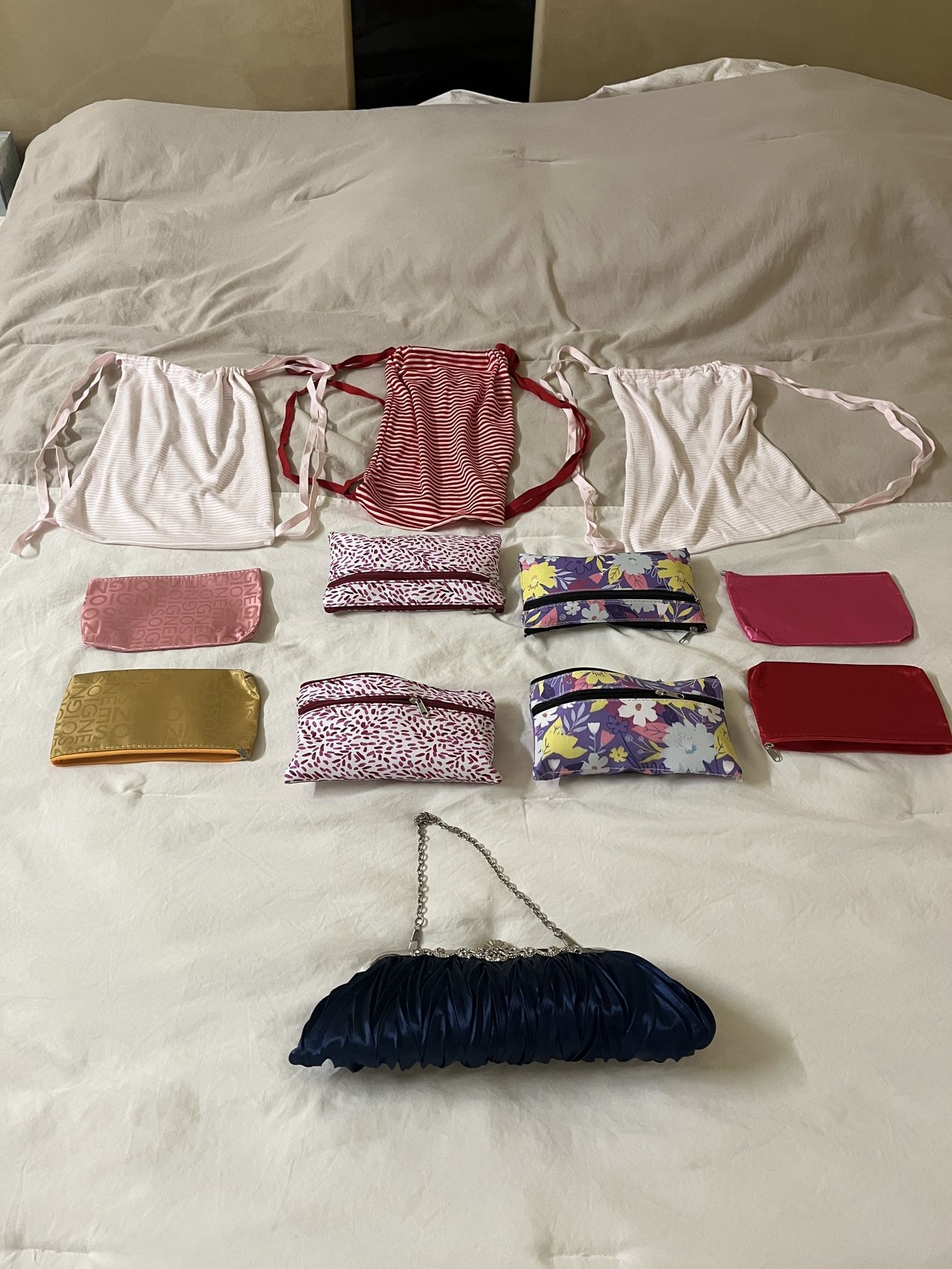 $20 For A Bundle Of Women’s Pouches Single / Makeup And Money Holders / Clutch No Individual Purchase Pickup Gaithersburg Md20877