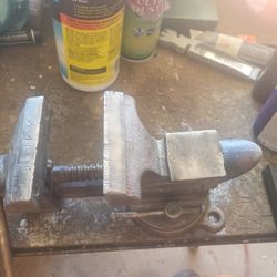 Vise Columbian Cleveland OH, Marked Made In USA, SWIVEL, 3 1/2 In Jaw Width, Old , All working, E MESA 