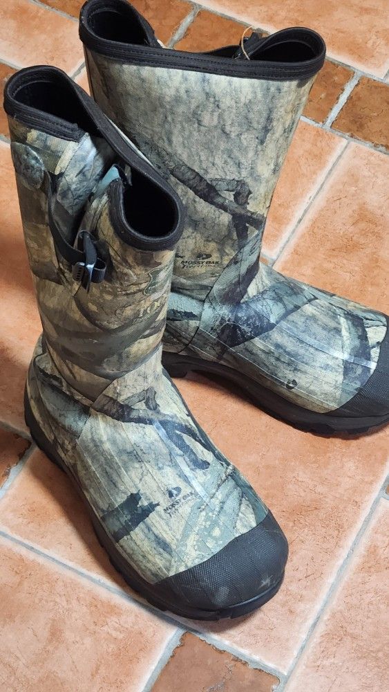 Great Water Proof Foot Gear . Hardly Used.size Is 10 and a half