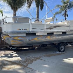 Suntracker Pontoon Boat 