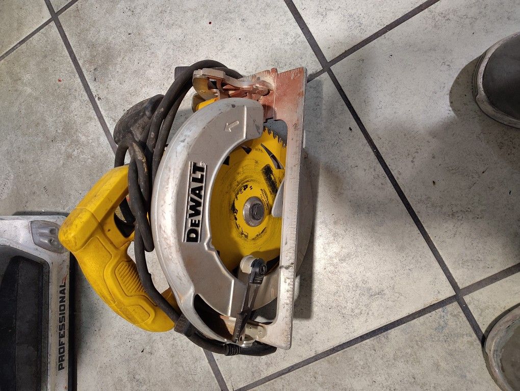 DEWALT CORDED CIRCULAR SAW