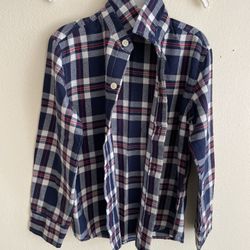 It is a children's long-sleeved checked shirt. • Size: The label indicates M (5/6). This usually corresponds to the size for children aged 5 to 6. • S