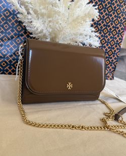 NWT, TORY BURCH EMERSON PATENT CHAIN WALLE RICH WALNUT