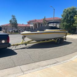 2002 Crownline  225 Open Bow 12 Seater Boat 
