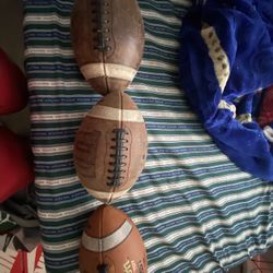 3 FOOTBALLS 