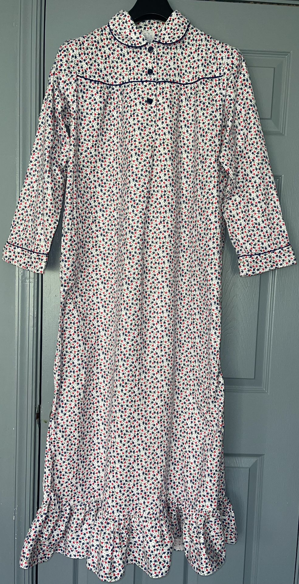 Vintage 100%Cotton Flannel Floral Ruffle Edge extra Long Nightgown. 