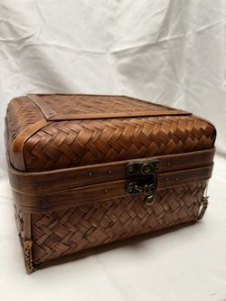 Artisan-Crafted Wicker Storage Basket with Hinged Lid