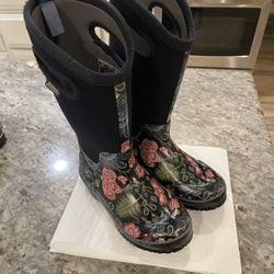 Bogs Mesa Black Floral rain boots women’s size 6