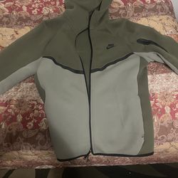 Nike tech olive green