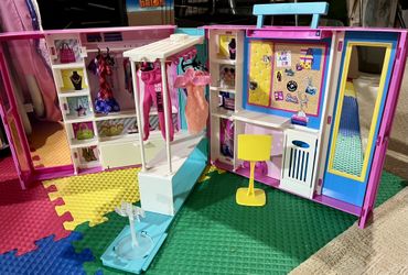 Barbie Closet w/ Accessories