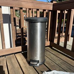 Mainstays 7.9 Gallon Trash Can, Plastic Round Step Kitchen Trash Can, Silver