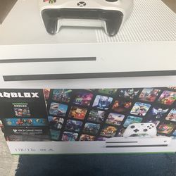 Xbox One S 1TB Roblox (Xbox One) : : Video Games