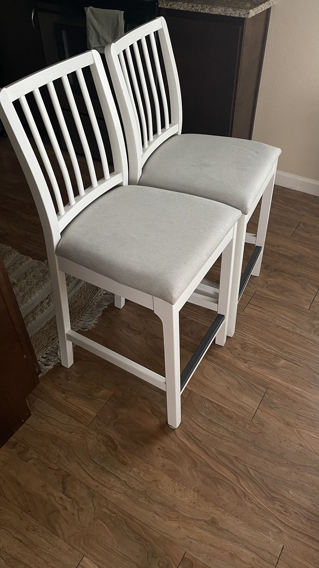Bar stools/chairs