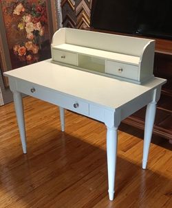 Pottery Barn desk

42 x 24 and 29 inch Height

Good clean condition, there is were on top

If u zoom in you can see better

Located (5900 Lewis st Dal
