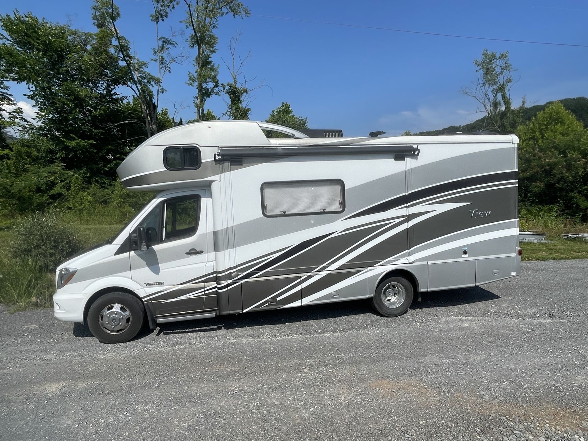 2016 Winnebago View M-24J – Mercedes Sprinter Diesel – Like New