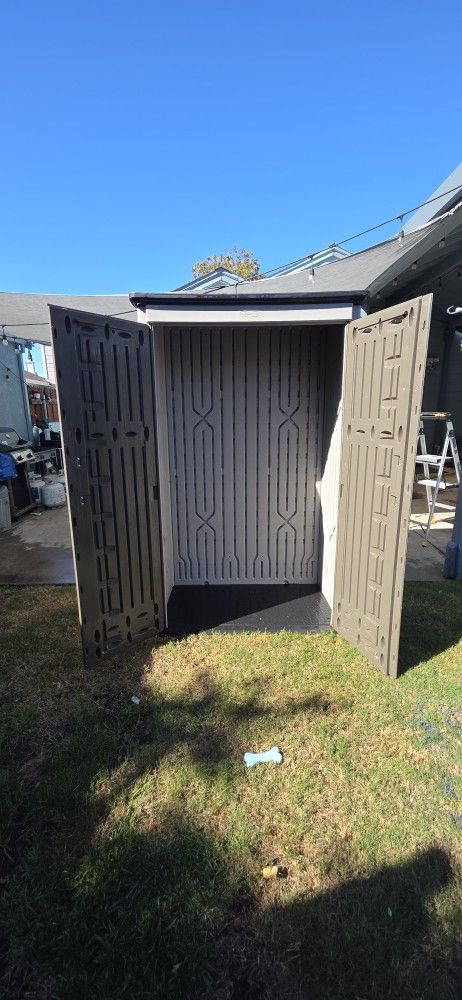 Storage Shed Rubbermaid 6ft Tall By 4ft By 28