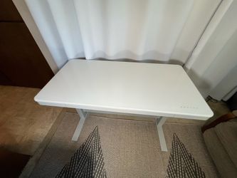 Tresanti Geller 47” Adjustable Height Desk. A little used but great condition. Sea photos.