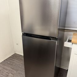 Insignia™ - 10.1 Cu. Ft. Top-Freezer Refrigerator with Reversible Door