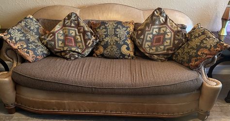 Sofa With 5 Throw Pillows