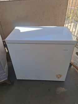 Frigidaire FFFC07M2UW 38 CHEST FREEZER WITH 7.2 CU. FT. CAPACITY