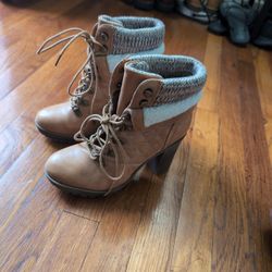Ladies  High Top Shoe Size 6