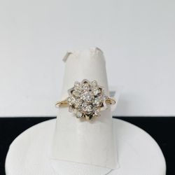 Stunning 18K Flower Ring