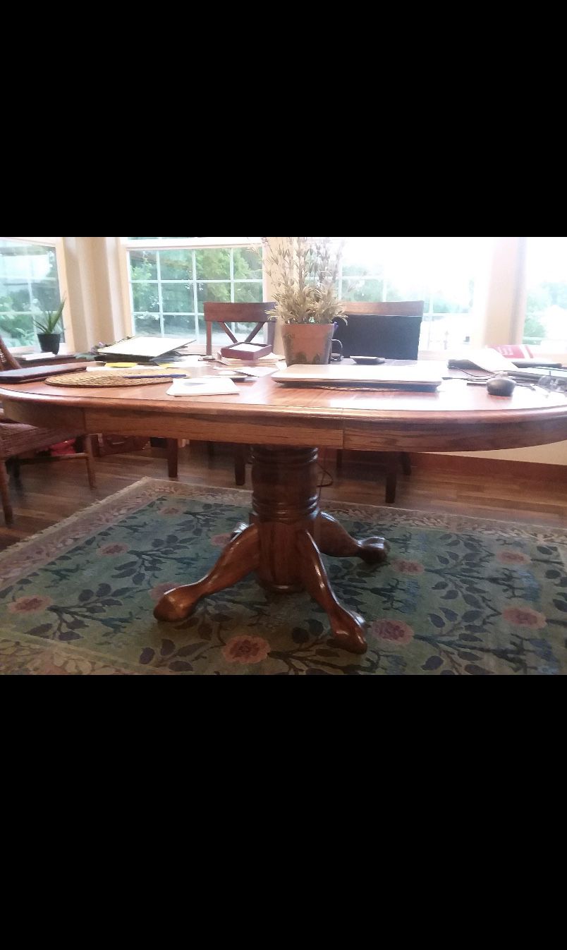 Very Nice Heavyduty adjustable Oak Table with 4 chairs.
